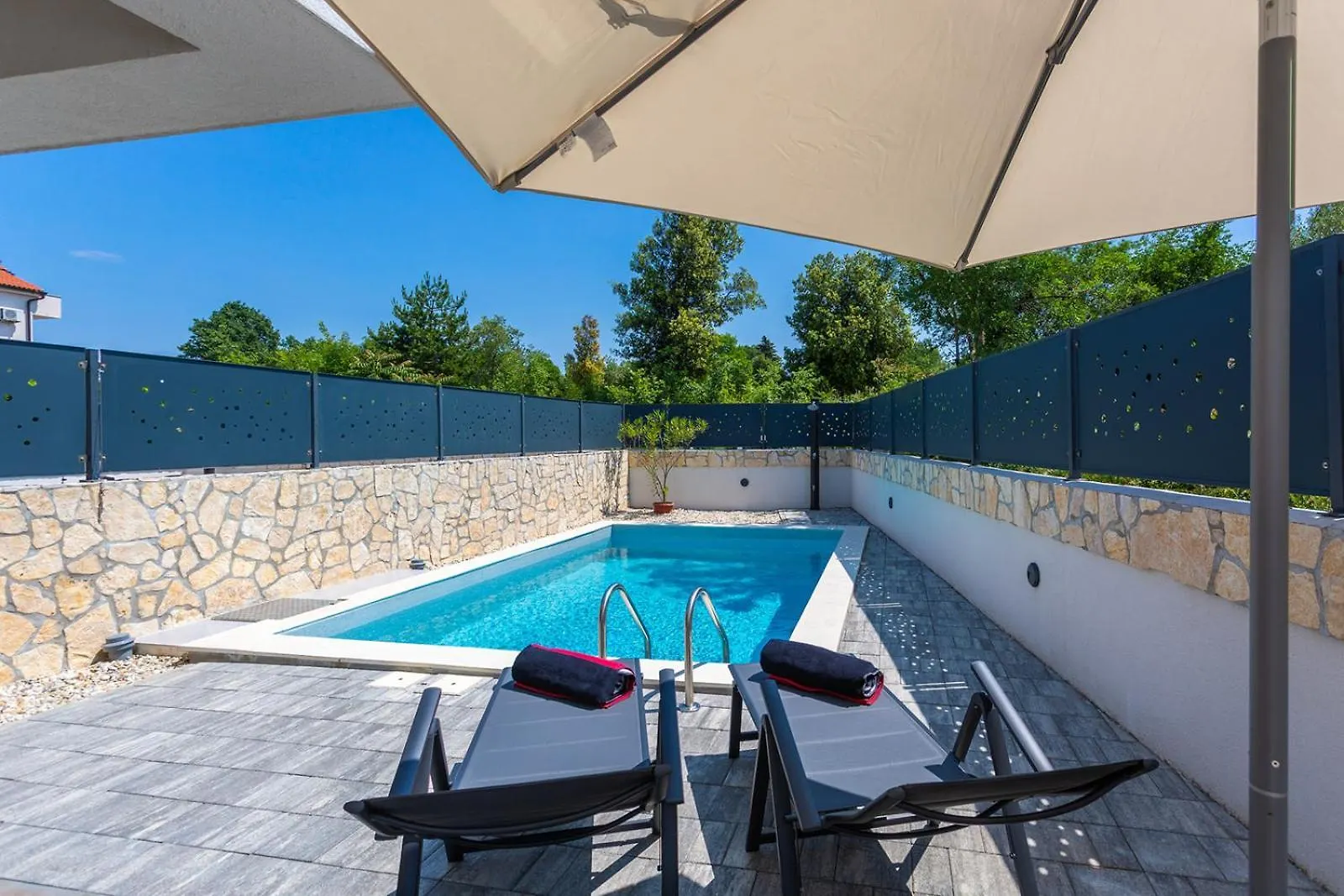Villa Larus On Island Krk For 6 People With Sea View & Only 500 M From The Sea Malinska